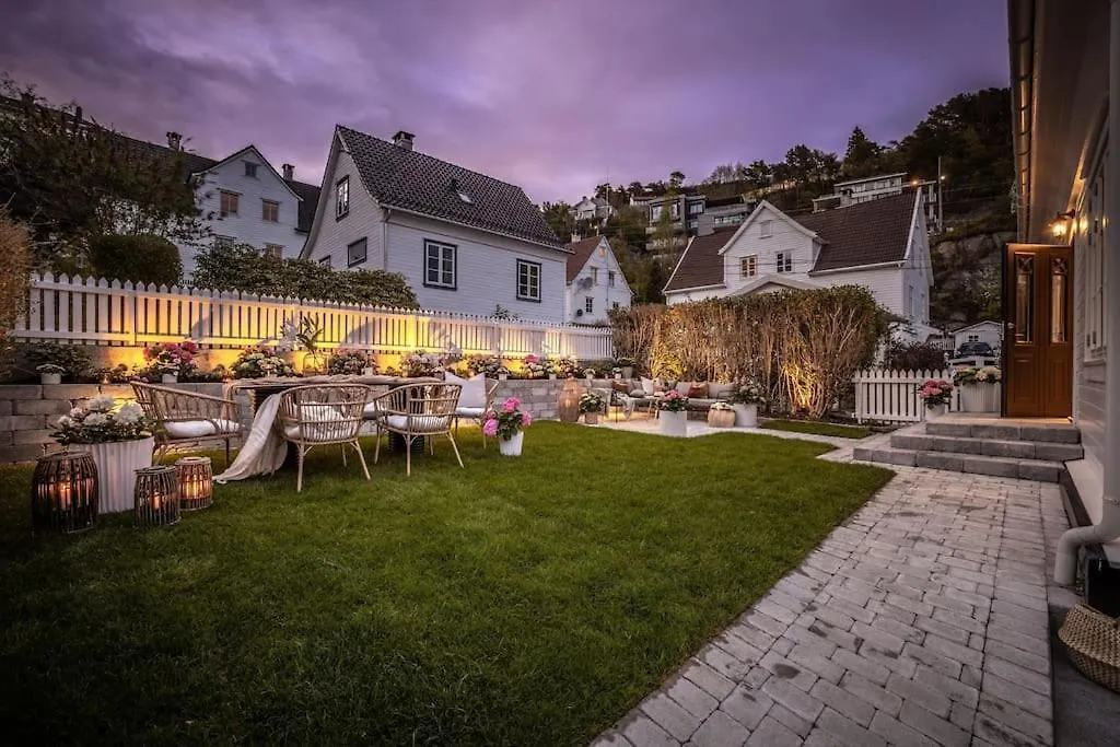 Moderne Bergenshus Med Privat Hage Og Parkering Apartment