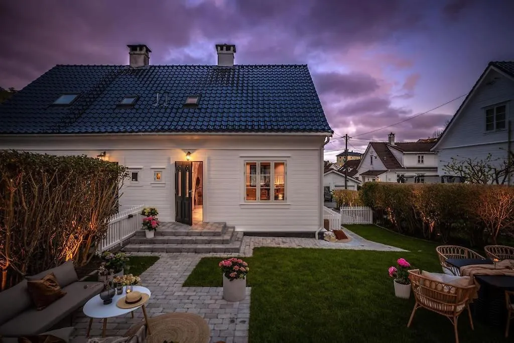 Ferienwohnung Moderne Bergenshus Med Privat Hage Og Parkering